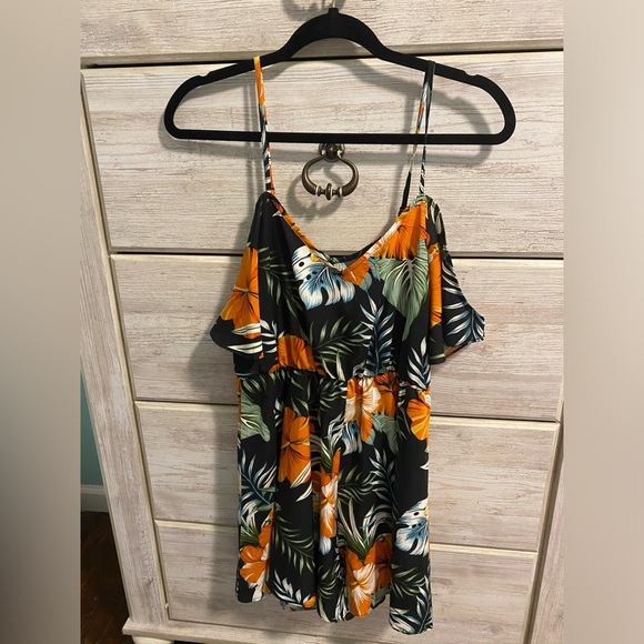 NWOT. Shein ladies romper - Picture 5 of 6